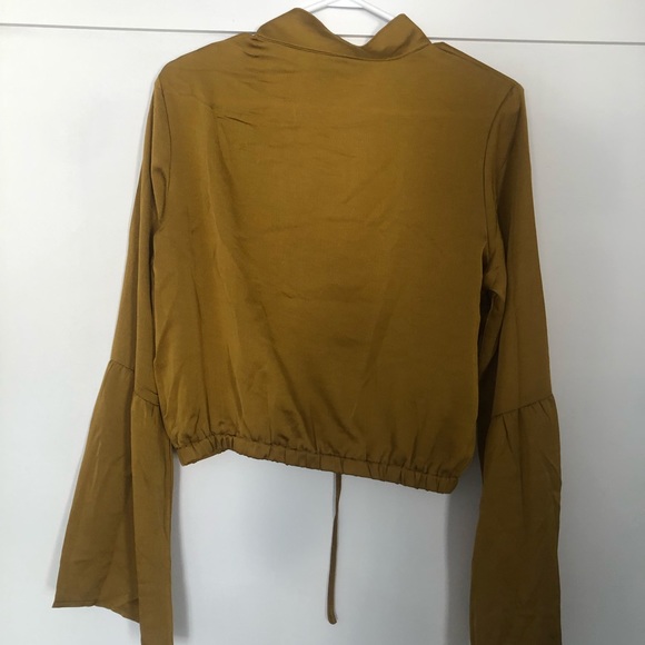 Nasty gal long sleeve silk like blouse with key hole neckline. - Picture 3 of 4